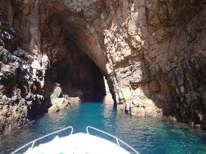 Viajes en barco por las grutas